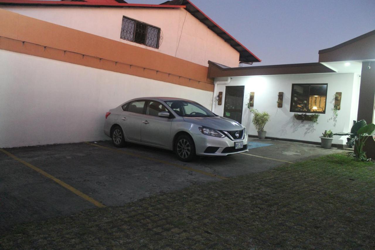 Berlor Airport Inn Alajuela Exterior foto